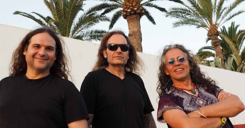 tinyurl.com/2rr2hp3d - Sumérgete en un mundo donde el rock progresivo se viste de flamenco adornado con ritmos del Magreb. TAIFA nos abre su corazón y su música en esta entrevista llena de pasión y magia. ¡Dale caña y déjate contagiar por la energía y el talento de Taifa!