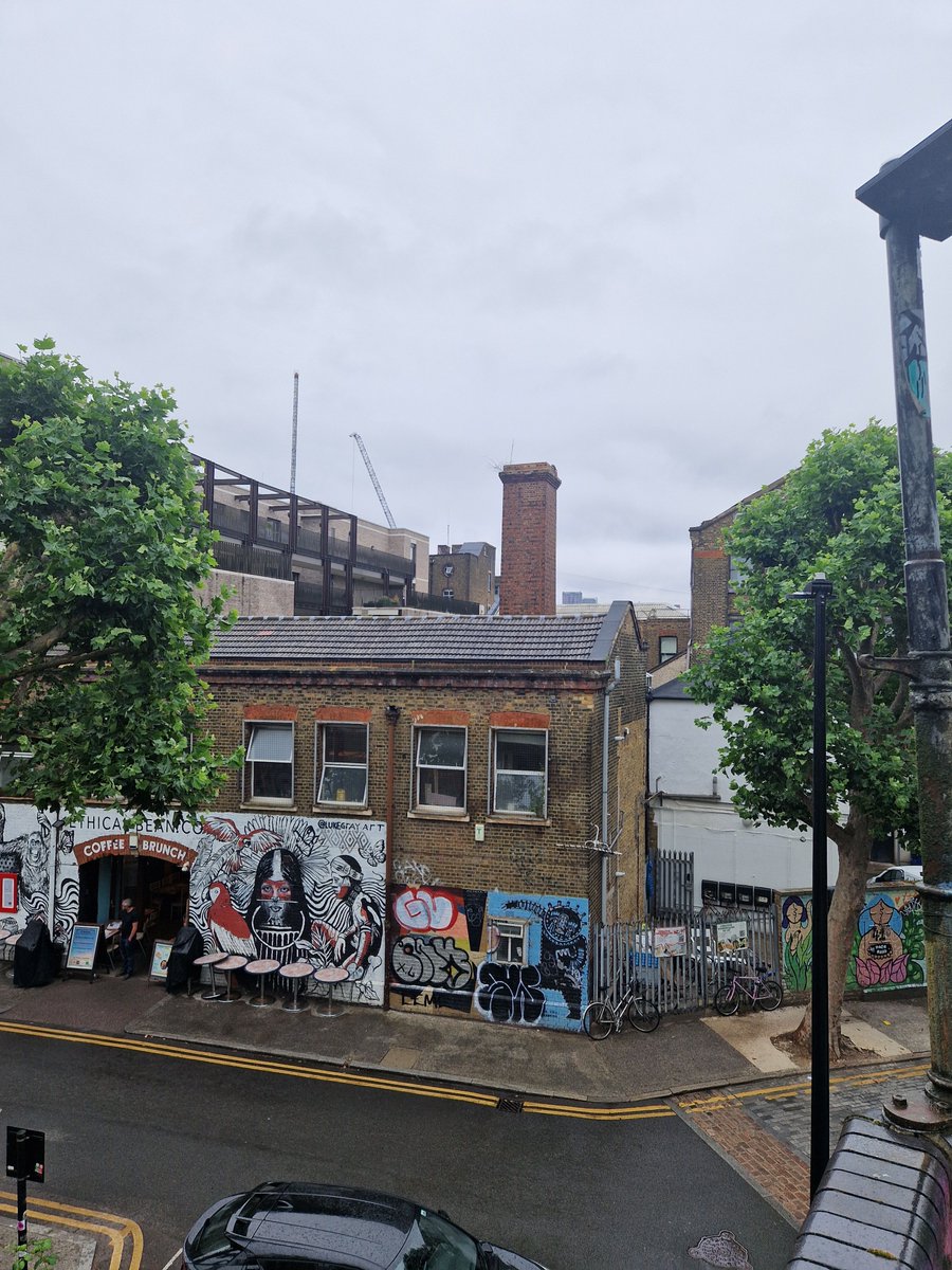 RGS_IBGschools's tweet image. Thank you to all @CASAUCL for hosting us and the #GeographyTeachers who braved the damp conditions to explore urban geography and gentrification in East London.  #FieldTrip #UrbanGeography