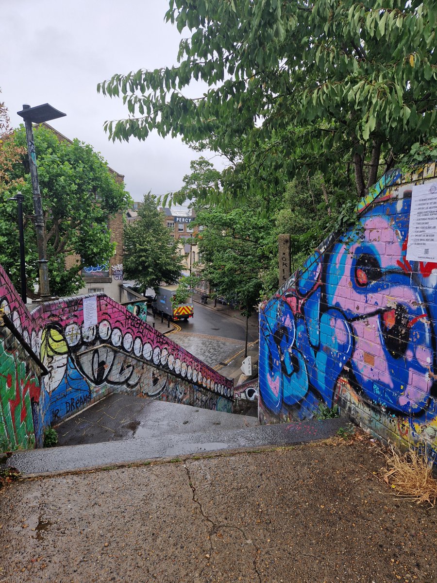 RGS_IBGschools's tweet image. Thank you to all @CASAUCL for hosting us and the #GeographyTeachers who braved the damp conditions to explore urban geography and gentrification in East London.  #FieldTrip #UrbanGeography
