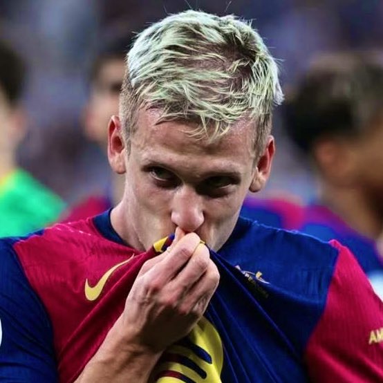 BlazquezFont's tweet image. Apostó por un Barça en construcción y que no le daba garantías de inscripción. Esperó varias jornadas para debutar y siguió trabajando en silencio. Aguantó durante la Supercopa. A diferencia de Nico Williams, Dani Olmo sí que apostó ciegamente por el Barça. Honor. #FCBarcelona