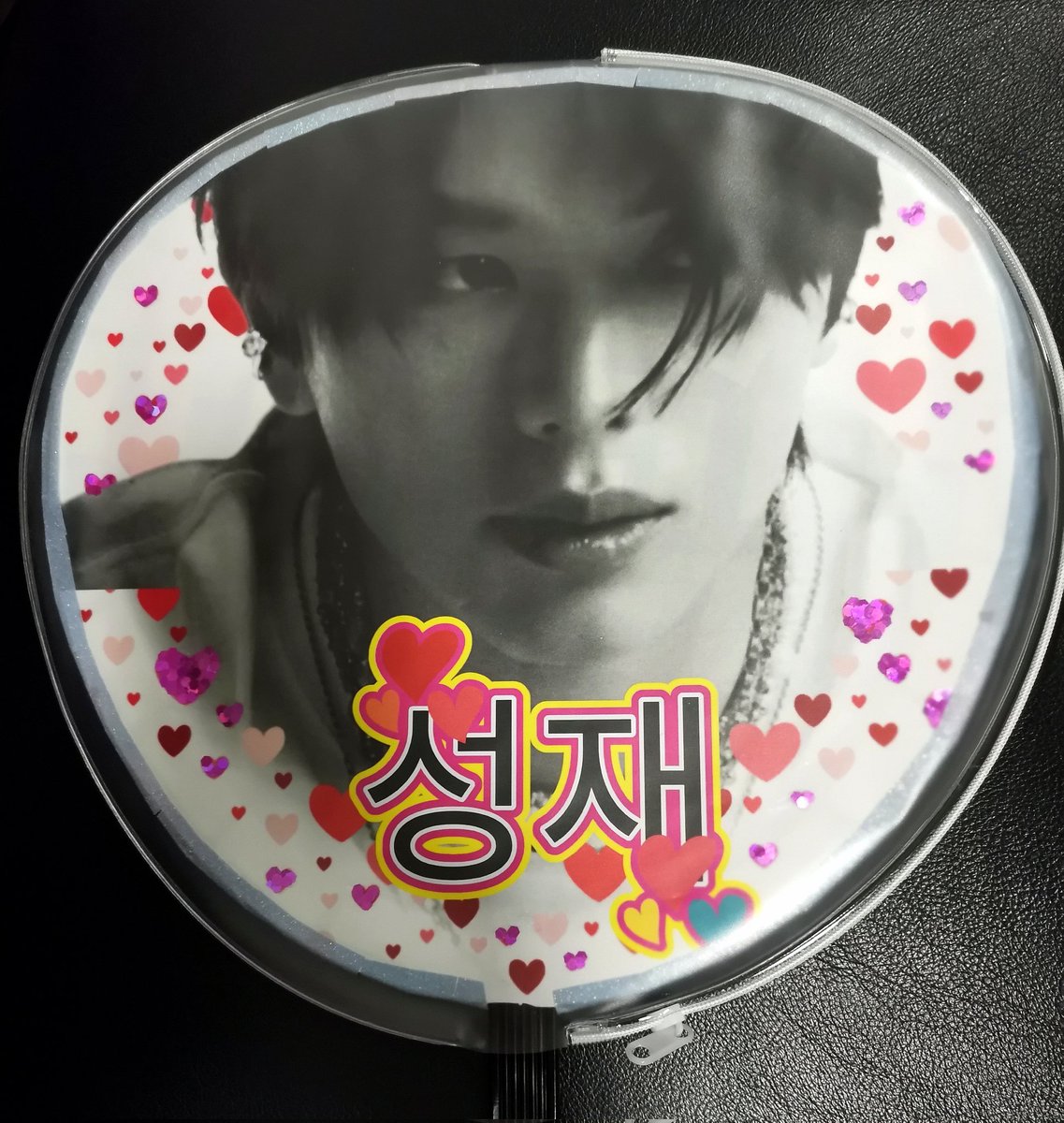 Y6Btob's tweet photo. 実は 初めて手作りうちわを
作ってみたけど.
みんな公式の物を持っていてから
ダメなのかな？と思って
なんか恥ずかしくて使えなかった😂 https://t.co/eRYWnlZXhd
