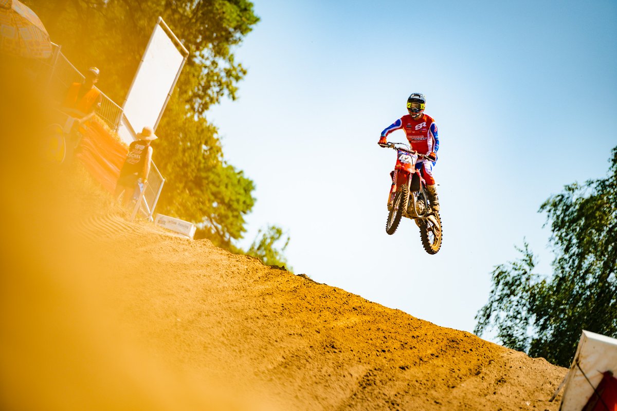 Alles wat je robuuste mengsmeringhartje begeert komt samen in één hemelbestormende ontknoping. De vijftien snelste rijders uit de 250cc- én de 500cc-klasse nemen het op de Zwarte Cross zondag tegen elkaar op in een spektakelstuk.