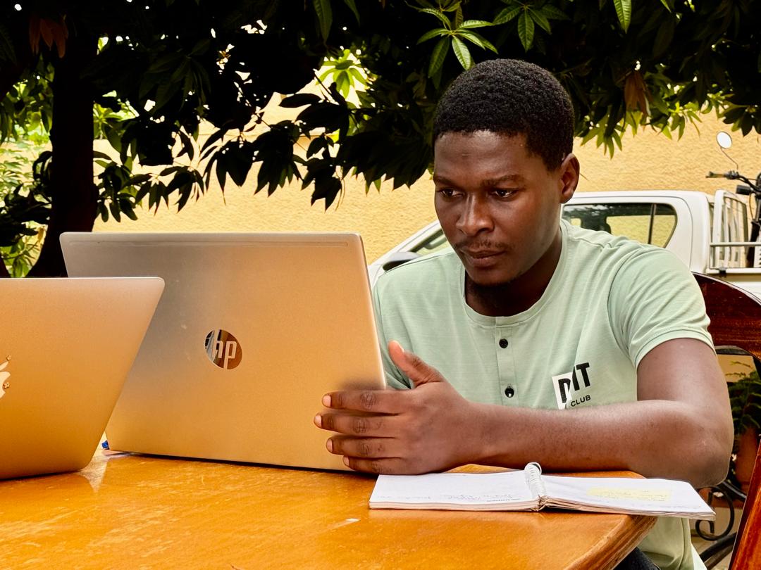 Productivité + sérénité à Niamey.   Quand la brise appelle, nos collègues déplacent les réunions… sur la terrasse 🌿

Mur ouvert sur le ciel, esprit apaisé, dialogue inspiré.   👉 Travailler dans la #Paix , c’est aussi la vivre au quotidien.
#SFCG #Niger