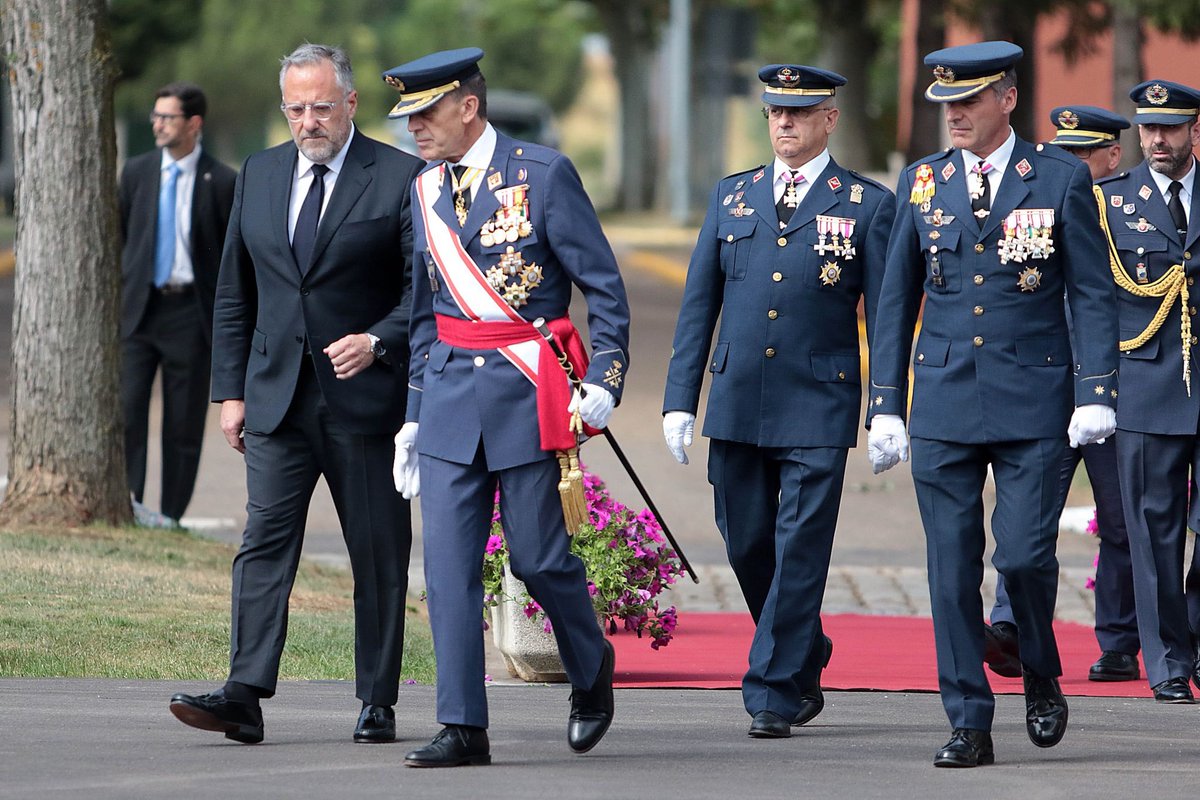 Cortes de Castilla y León (@cortes_cyl) on Twitter photo El presidente de las Cortes de Castilla y León, Carlos Pollán (<a href="/CarlosPollan/">Carlos Pollán Fernández</a>), ha asistido hoy al acto de entrega de los Reales Despachos de sargento a los alumnos de la XXXIII promoción de la Academia Básica del Aire y del Espacio, que ha tenido lugar en la Base Aérea de León, El presidente de las Cortes de Castilla y León, Carlos Pollán (<a href="/CarlosPollan/">Carlos Pollán Fernández</a>), ha asistido hoy al acto de entrega de los Reales Despachos de sargento a los alumnos de la XXXIII promoción de la Academia Básica del Aire y del Espacio, que ha tenido lugar en la Base Aérea de León,
