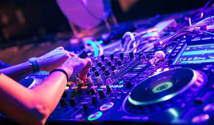 🎼 Talento joven en la Universidad Loyola: 26 obras compitieron en el Certamen de Compositores Emergentes 2025.
🏆 Gran Premio Rector para “Obertura romántica” de León Durán.
Descubre todos los ganadores 👉uloyola.es/blog/la-univer…