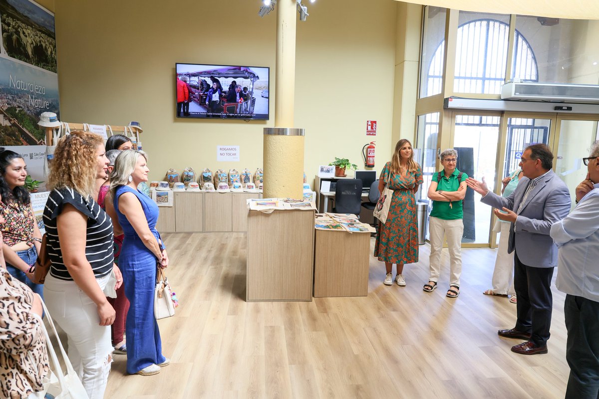 📸 El edil de cultura, Santiago Parra, inaugura en el Centro de Visitantes la exposición de los trabajos realizados en el curso de Souvenir y 🖌️Artesanía Textil del alumnado de la Universidad Popular Lorca 

#CulturaEnLorca