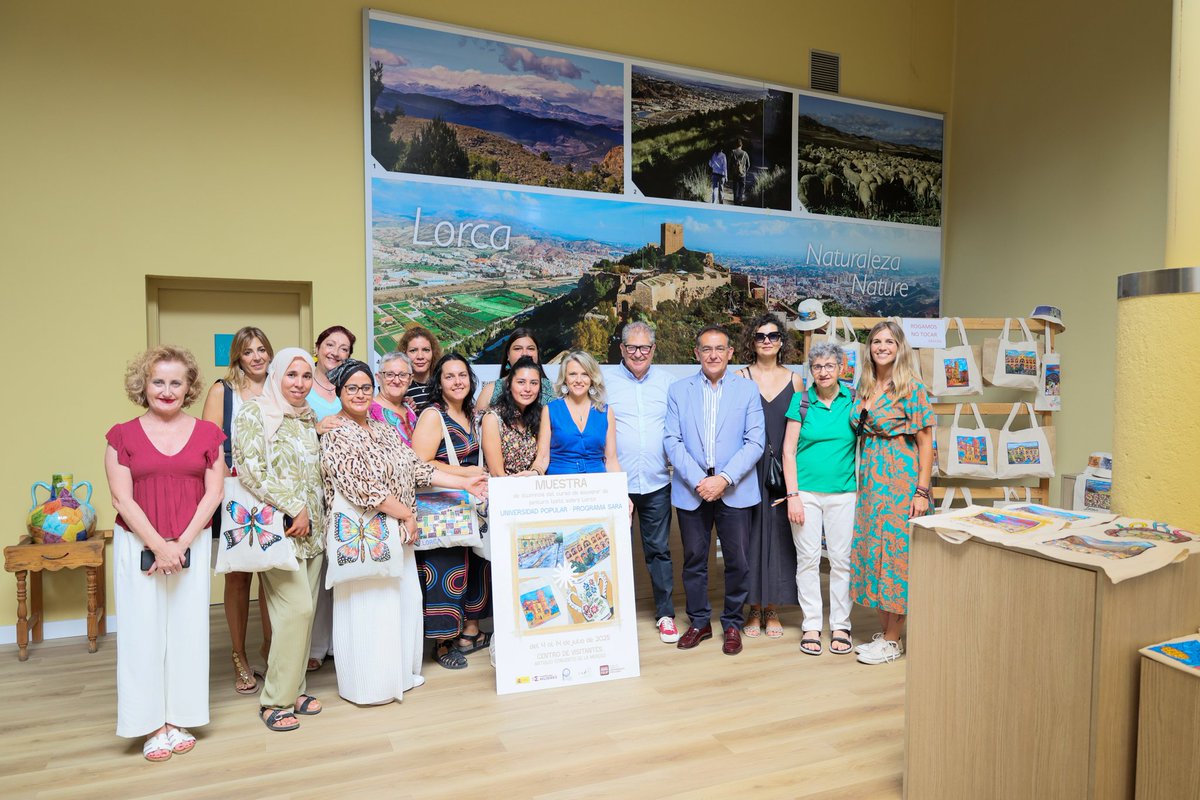 CulturaLorca's tweet image. 📸 El edil de cultura, Santiago Parra, inaugura en el Centro de Visitantes la exposición de los trabajos realizados en el curso de Souvenir y 🖌️Artesanía Textil del alumnado de la Universidad Popular Lorca
#CulturaEnLorca