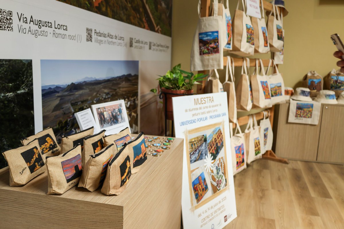 CulturaLorca's tweet image. 📸 El edil de cultura, Santiago Parra, inaugura en el Centro de Visitantes la exposición de los trabajos realizados en el curso de Souvenir y 🖌️Artesanía Textil del alumnado de la Universidad Popular Lorca
#CulturaEnLorca