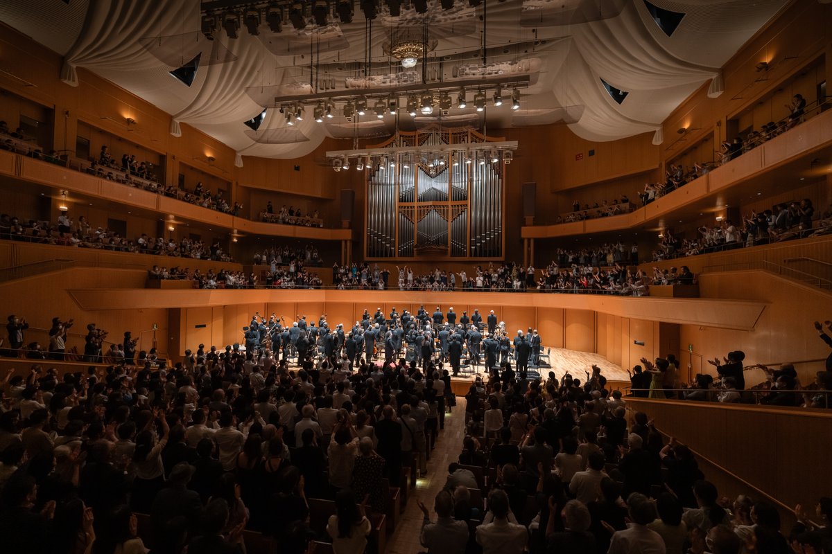 🇯🇵名古屋の愛知県芸術劇場で、今回の日本ツアーにおける2公演目が行われました。ベルリン・フィルと指揮者のグスターボ・ドゥダメルは、ベートーヴェン《エグモント》とチャイコフスキーの交響曲第5番を披露。拍手喝采に包まれた会場の様子を、写真でご覧ください！
📸Stephan Rabold