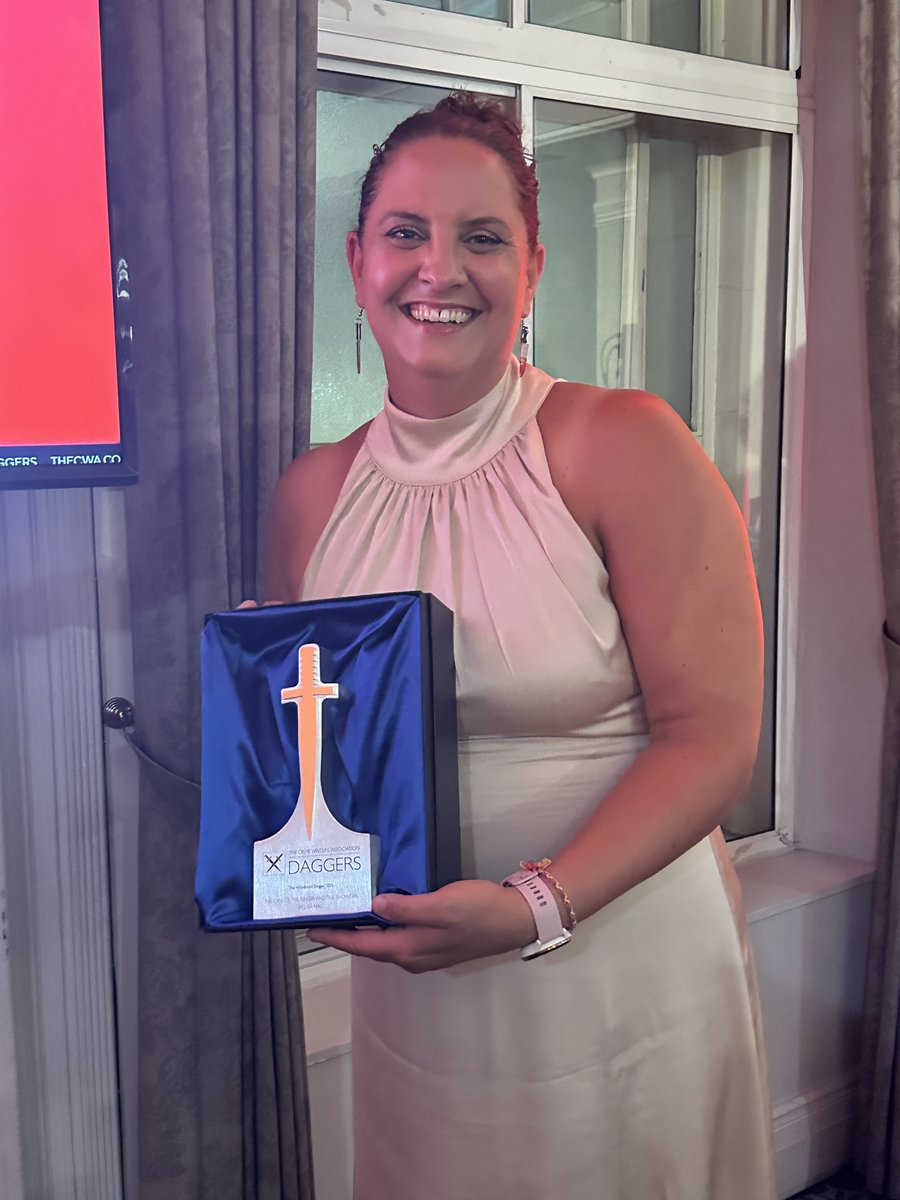 HeraBooks's tweet image. The biggest congratulations to @LisaHallAuthor on winning the inaugural Whodunnit Dagger at @The_CWA for her incredible time-slip mystery set in 1950s Las Vegas, The Case of the Singer and the Showgirl.
We couldn't be more proud! #CWADaggers
geni.us/PiHtAwx