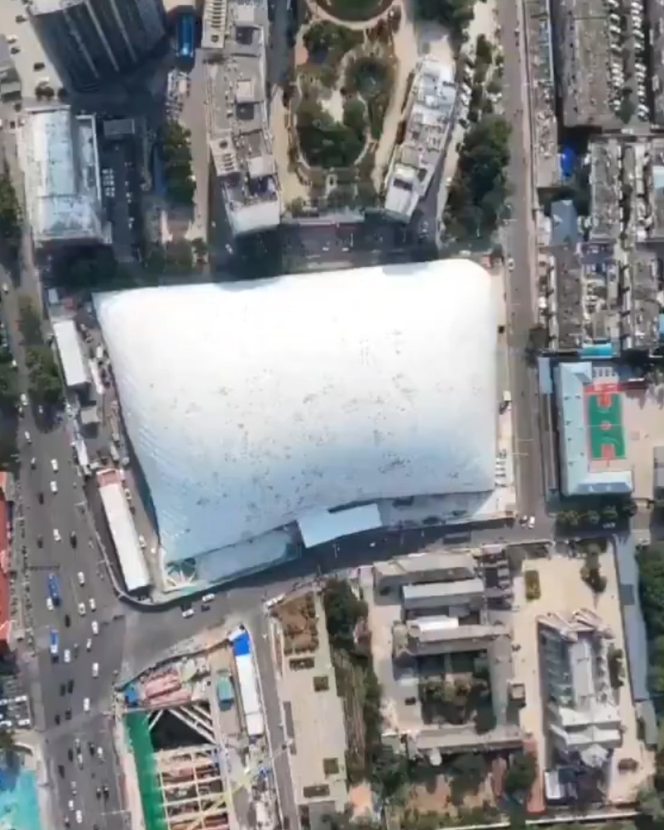DialoguePak's tweet image. In a groundbreaking environmental move, China has unveiled a colossal inflatable dome measuring 50 meters in height and spanning 20,000 square meters over an active construction site in Jinan. 

#DialoguePakistan #China #Deploys #Giant #Inflatable #Dome