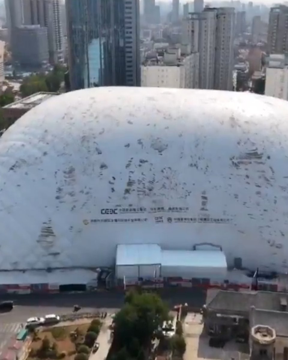 DialoguePak's tweet image. In a groundbreaking environmental move, China has unveiled a colossal inflatable dome measuring 50 meters in height and spanning 20,000 square meters over an active construction site in Jinan. 

#DialoguePakistan #China #Deploys #Giant #Inflatable #Dome