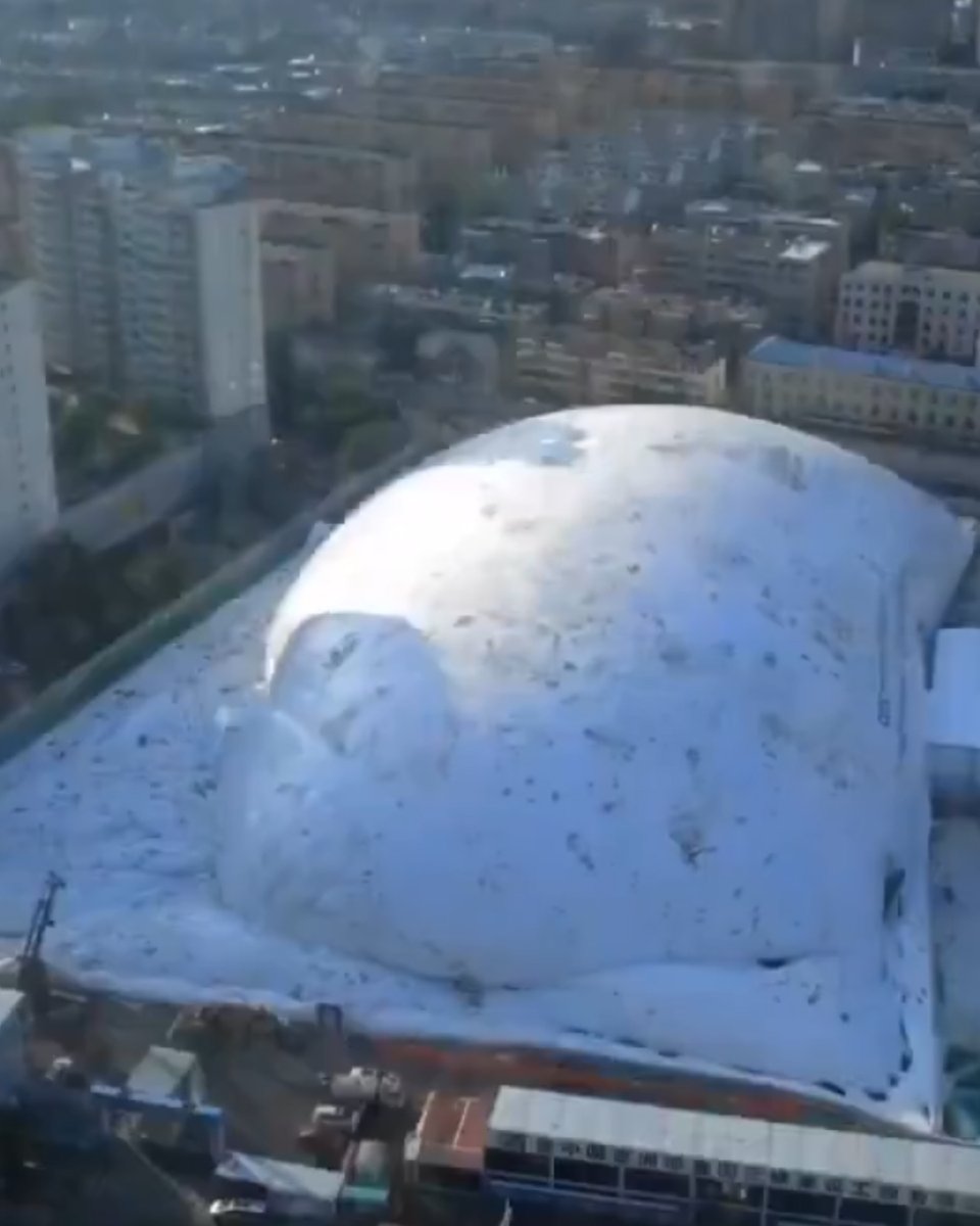 DialoguePak's tweet image. In a groundbreaking environmental move, China has unveiled a colossal inflatable dome measuring 50 meters in height and spanning 20,000 square meters over an active construction site in Jinan. 

#DialoguePakistan #China #Deploys #Giant #Inflatable #Dome