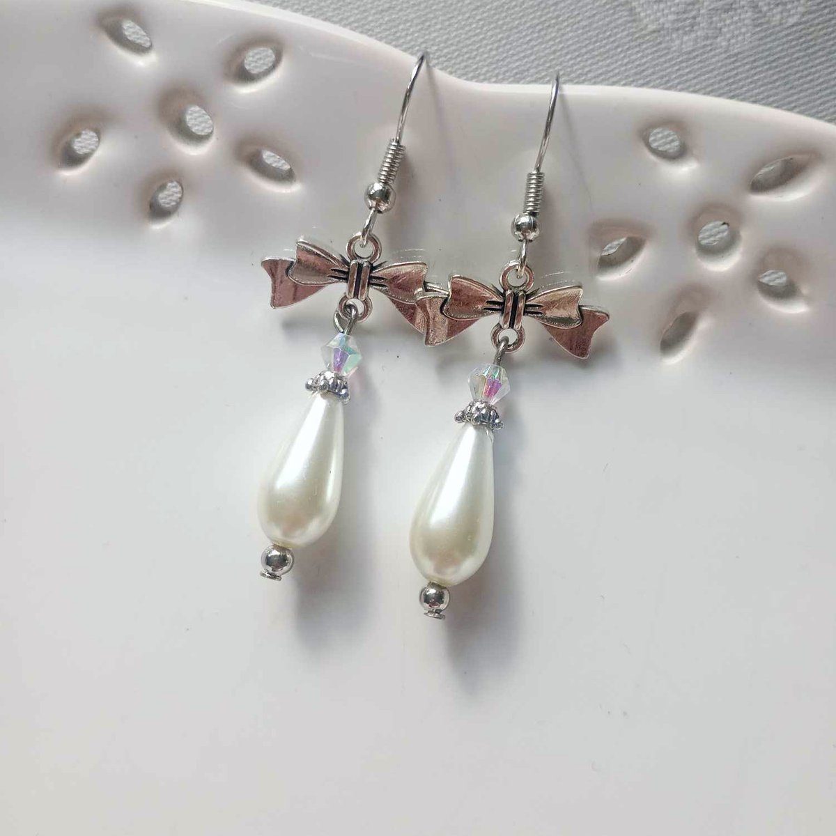 SUMMER OFFERS AT LOVESVINTAGE43🌞10% OFF EVERYTHING ALSO BUY 2+ SAVE 12%!🖤Including... Handmade Regency Inspired White Ivory &amp; Antique Silver Ribbon Bow Detail Glass Crystal &amp; Pearl  Earrings 🖤 #MHHSBD #FirstTMaster #CraftBizParty #ShopIndie #UKMakers lovesvintage43.com/product/regenc…