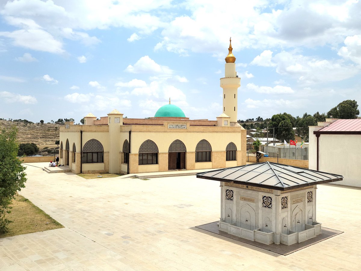 Cuma’nın güzel haberi

Etiyopya’da bulunan Necaşi Türbesi ve Camisini 2019 yılında restore etmiştik fakat  daha sonra yaşanan çatışmalarda eserler hasar görmüştü

Akabinde tekrar restore çalışmalarını başlatmıştık

Elhamdülillah bu çalışmalar da bitti

Eserler ziyarete hazır