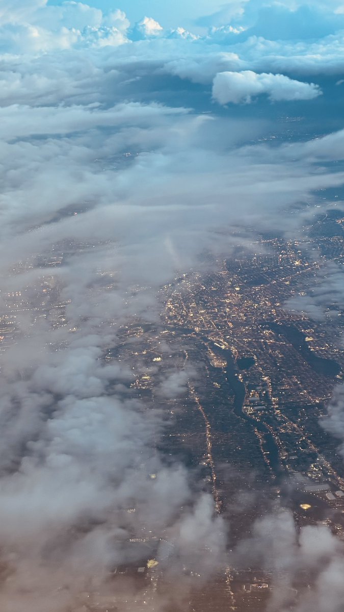 manoj_g33k's tweet image. Caught a fellow bird at crusing altitude today 😇
