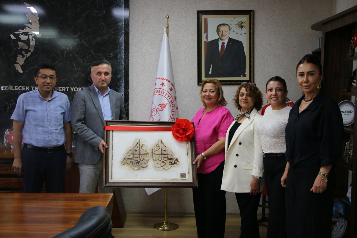 Ahlat Gezisine Katılan Öğretmenlerden İl Millî Eğitim Müdürümüz Coşkun Esen’e Hediye Takdimi
Ahlat gezisine katılan öğretmenler, gezi dönüşünde İl Millî Eğitim Müdürümüz Coşkun Esen’i makamında ziyaret ederek geziye verdiği destekten dolayı teşekkür ettiler. Ziyaret sırasında