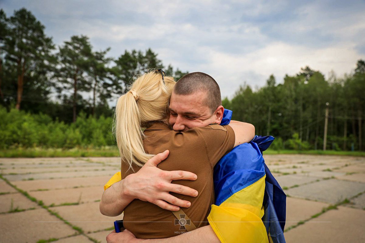 В рамках чергового етапу обміну військовополонених вдалося повернути додому і нацгвардійців. Деякі з них були в полоні з 2022-го, але сьогодні — вони вдома 🇺🇦
Боротьба за кожного, хто досі у полоні, триває.