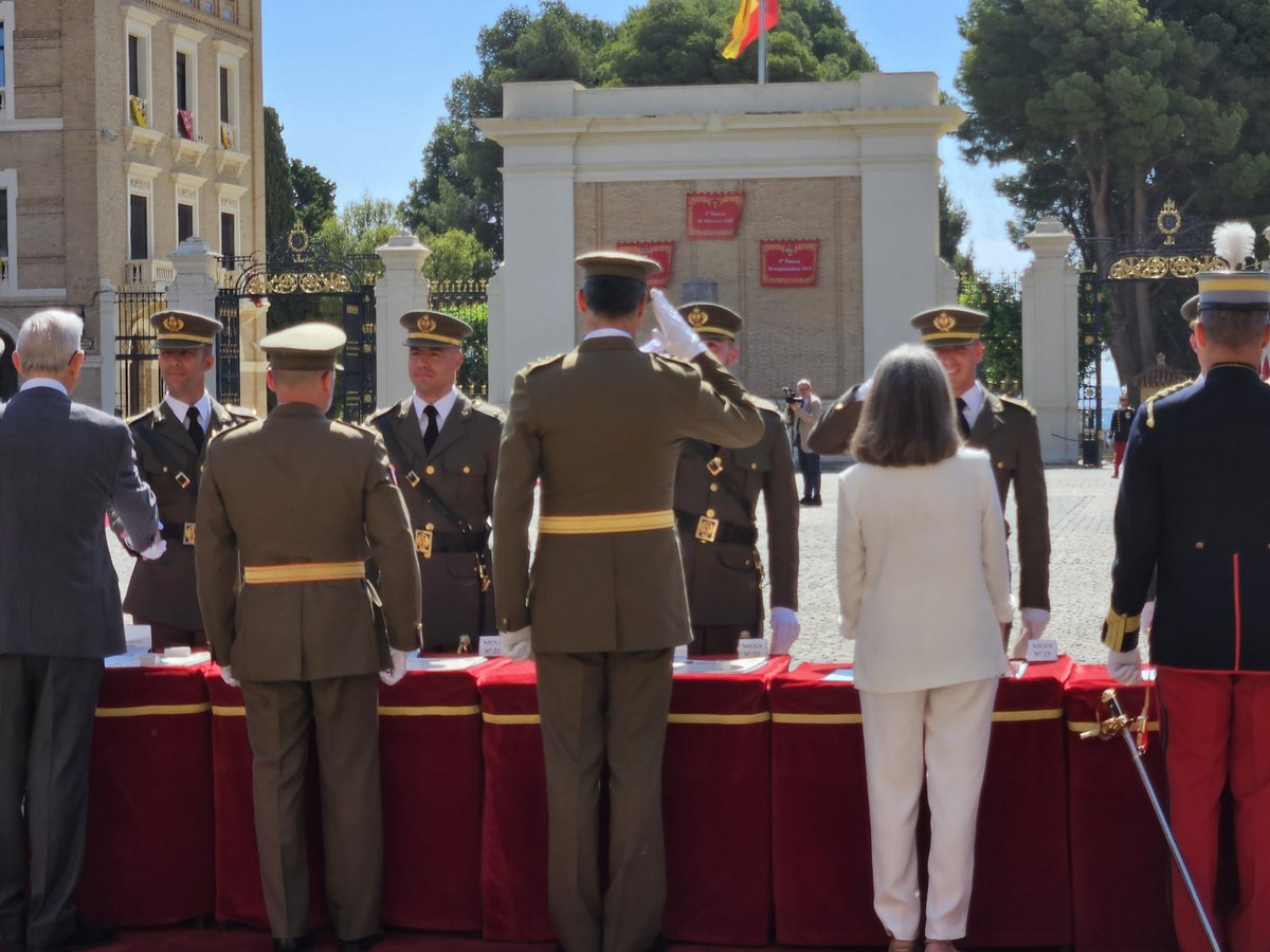 CUDZaragoza's tweet image. Enhorabuena a los nuevos tenientes @EjercitoTierra, en especial, a los egresados @CUDZaragoza. También a los oficiales @guardiacivil que pasaron por nuestras aulas durante su formación en #AGM_ET. A todos les deseamos una fructífera carrera de servicio a #España. ¡A sus órdenes!