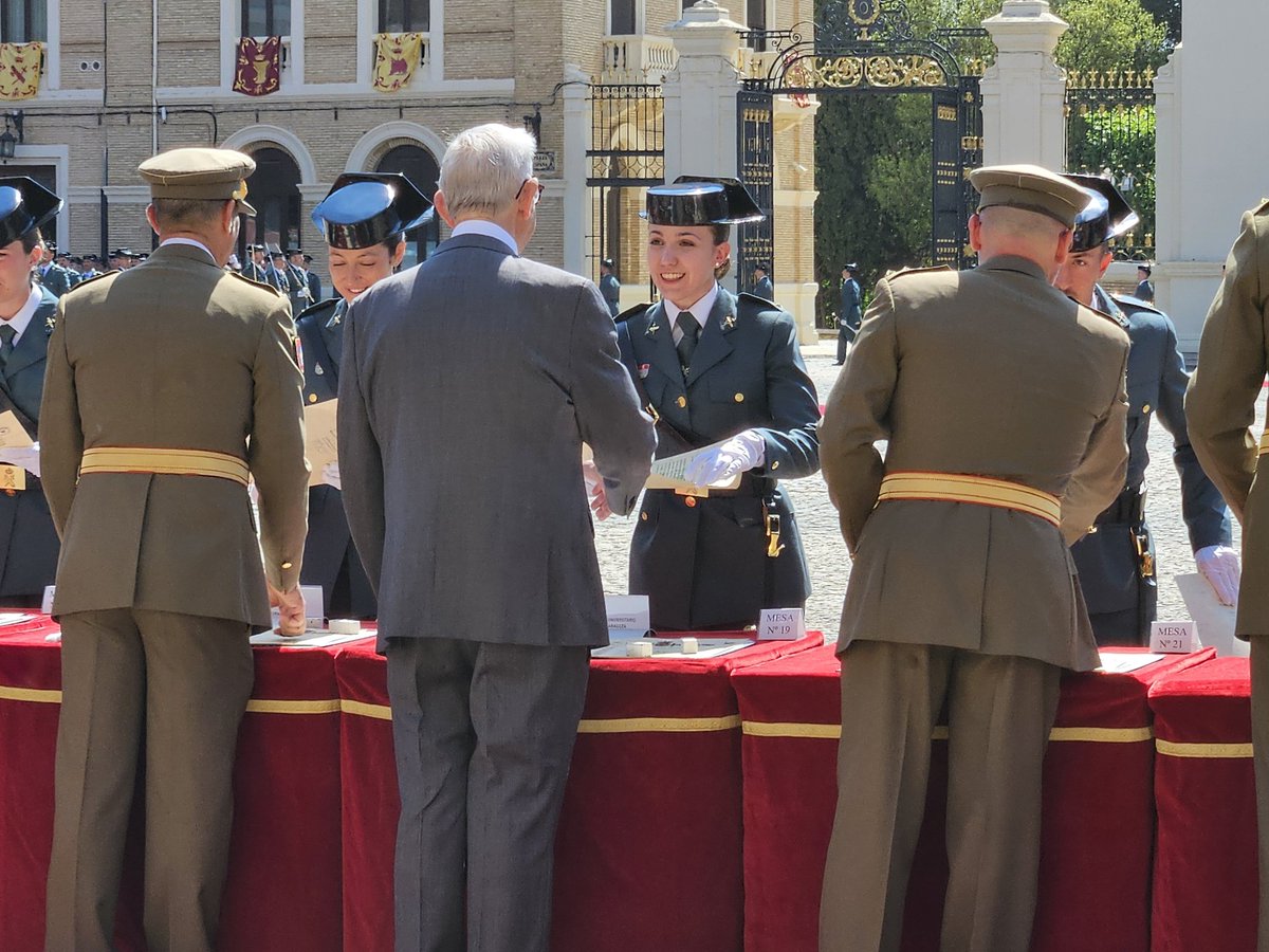 CUDZaragoza's tweet image. Enhorabuena a los nuevos tenientes @EjercitoTierra, en especial, a los egresados @CUDZaragoza. También a los oficiales @guardiacivil que pasaron por nuestras aulas durante su formación en #AGM_ET. A todos les deseamos una fructífera carrera de servicio a #España. ¡A sus órdenes!