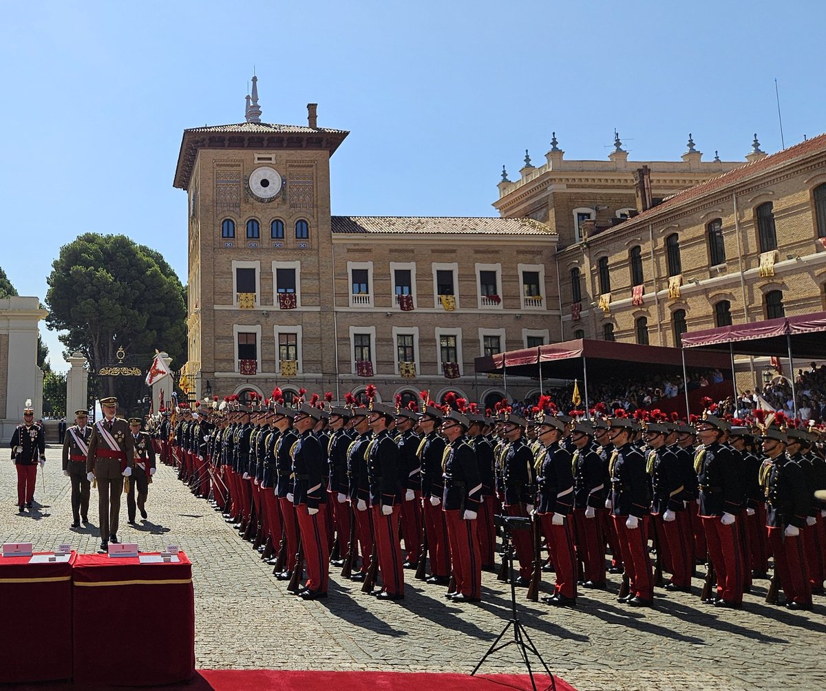 CUDZaragoza's tweet image. Enhorabuena a los nuevos tenientes @EjercitoTierra, en especial, a los egresados @CUDZaragoza. También a los oficiales @guardiacivil que pasaron por nuestras aulas durante su formación en #AGM_ET. A todos les deseamos una fructífera carrera de servicio a #España. ¡A sus órdenes!