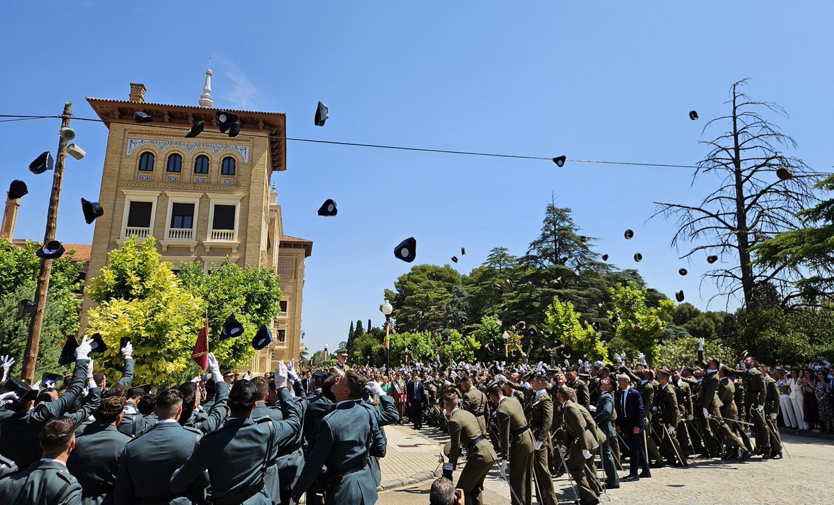 CUDZaragoza's tweet image. Enhorabuena a los nuevos tenientes @EjercitoTierra, en especial, a los egresados @CUDZaragoza. También a los oficiales @guardiacivil que pasaron por nuestras aulas durante su formación en #AGM_ET. A todos les deseamos una fructífera carrera de servicio a #España. ¡A sus órdenes!