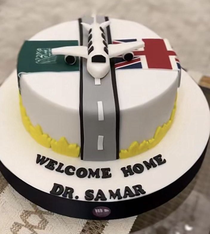 أجمل التهاني والتبريكات لابنة عمي 
الدكتورة : سمر بنت عيسى الأحمدي بمناسبة حصولها على درجة الدكتوراه من جامعة ساوثهامبتون البريطانية وعودتها للوطن لخدمة دينها ووطنها. 
فخورون بك يا دكتورتنا أم فيصل، ومنها لأعلى بإذن الله. 🌟🎓