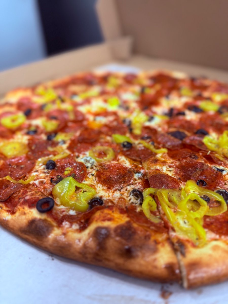 OnTheRunPizza's tweet image. Pep and cheese with banana peppers and olives. Custom On The Run Pizza with slap sauce on the side. #liquiddiet #pizzadelivery #LateNight #hardhatbar
#LasVegas