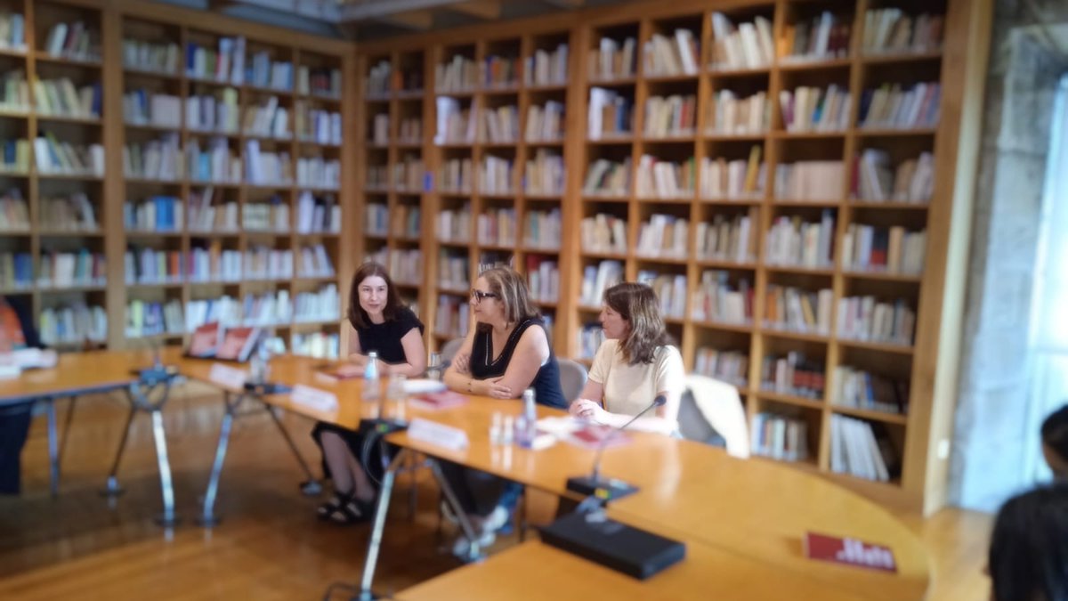 O CPXG presentou no <a href="/consellocultura/">Consello da Cultura Galega</a> 'As mulleres no xornalismo galego: A crónica revelada, premiado nos #PremiosLuísaVillalta da <a href="/Depucoruna/">Deputación da Coruña</a>, un libro e un espazo web que establecen un diálogo entre pioneiras e referentes actuais do xornalismo galego.
xornalistas.gal/novas-eventos/…