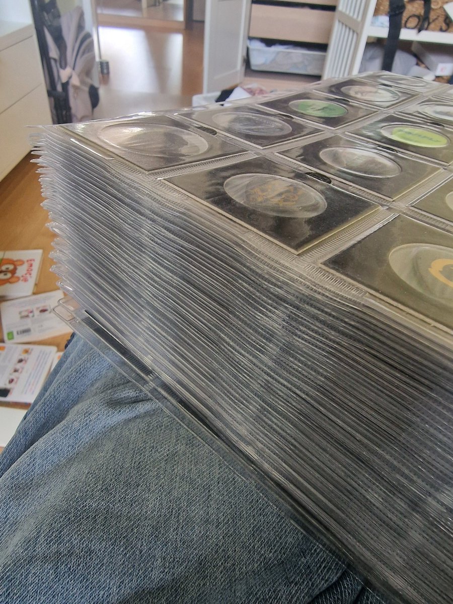 DJSamael84's tweet image. Sobre mi regazo, mi orgullo musical, mi colección de puas, todas son oficiales, no hay nada falso ni licenciado.
1100 púas!!