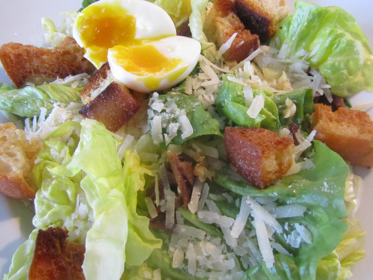 Vandaag viert de Caesar Salad zijn 101e verjaardag.

ermagwelweerwataf.blogspot.com/2020/08/de-zom…