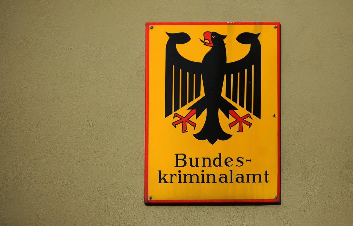 pen_berlin's tweet image. »Es nicht die Aufgabe der Ermittlungsbehörden Aktionstage zu veranstalten oder Zeichen zu setzen. Das macht die Polizei in autoritären Regimen: Sie setzt Zeichen – zur Einschüchterung und Abschreckung«, sagt PEN-Berlin-Sprecher @Besser_Deniz über den »Aktionstag« des BKA gegen…
