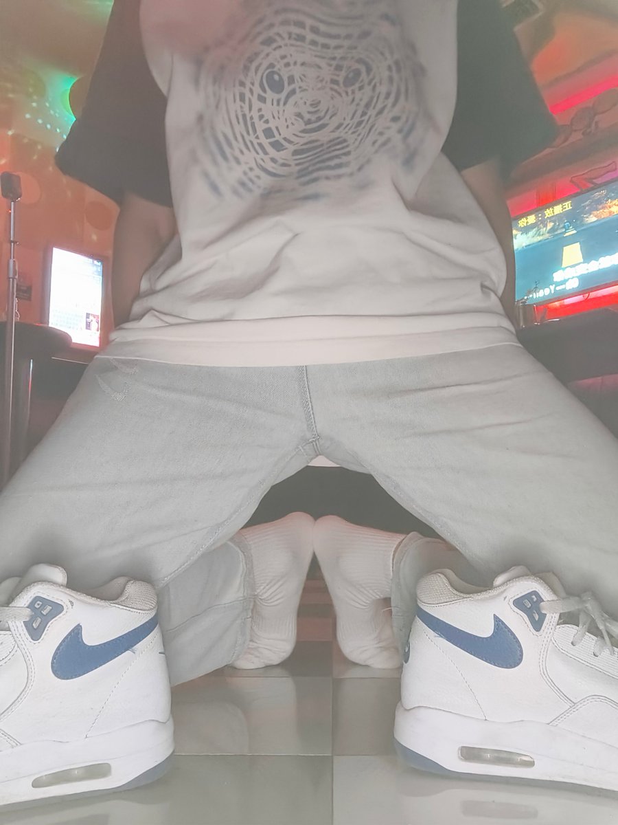 小🐶美食（KTV版）
预告：KTV穿脱白鞋+白袜