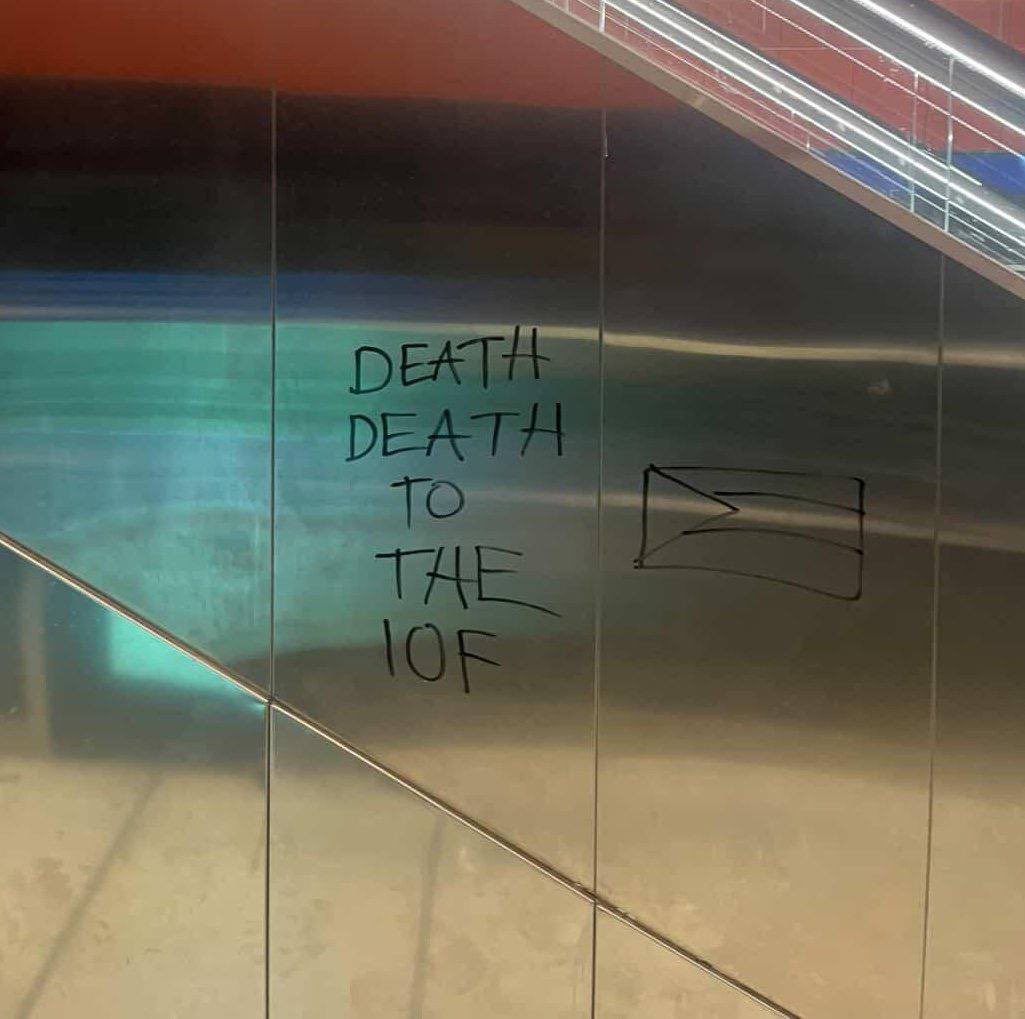 “الموت للجيش الإسرائيلي” 

كُتبت على جدار في القطار الخفيف بتل أبيب، ورُسم بجانبها علم فلسطين