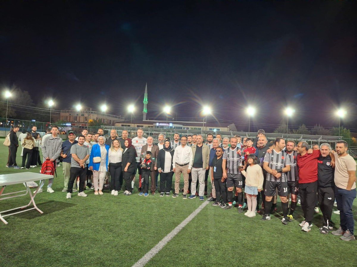 Karaman'da Futbolun Kazananı Dostluk Oldu, Şampiyonluk Kupası Millî Eğitimin Oldu

Karaman Kent Konseyi tarafından bu yıl üçüncüsü düzenlenen Kurumlar Arası Türk Dili Futbol Turnuvası, kıyasıya mücadelelerin yaşandığı, kurumlar arası dostluk ve kaynaşmanın ön planda tutulduğu bir