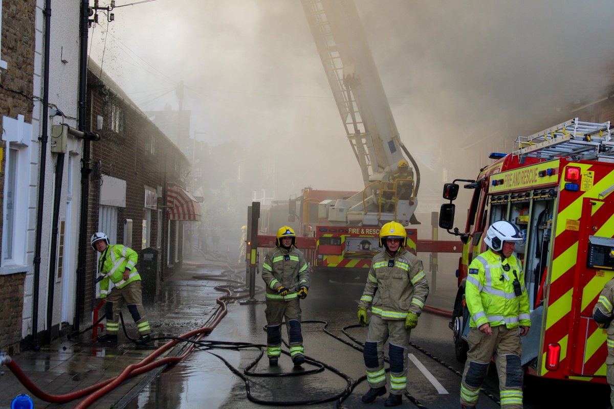🚒 Hampshire crews worked into the evening yesterday, tackling this roof fire in Petersfield.

Our USAR team are on the scene working to make it safe for fire and police investigators to enter and establish the cause of the blaze.

Read the latest 👉 bit.ly/PetersfieldJul…