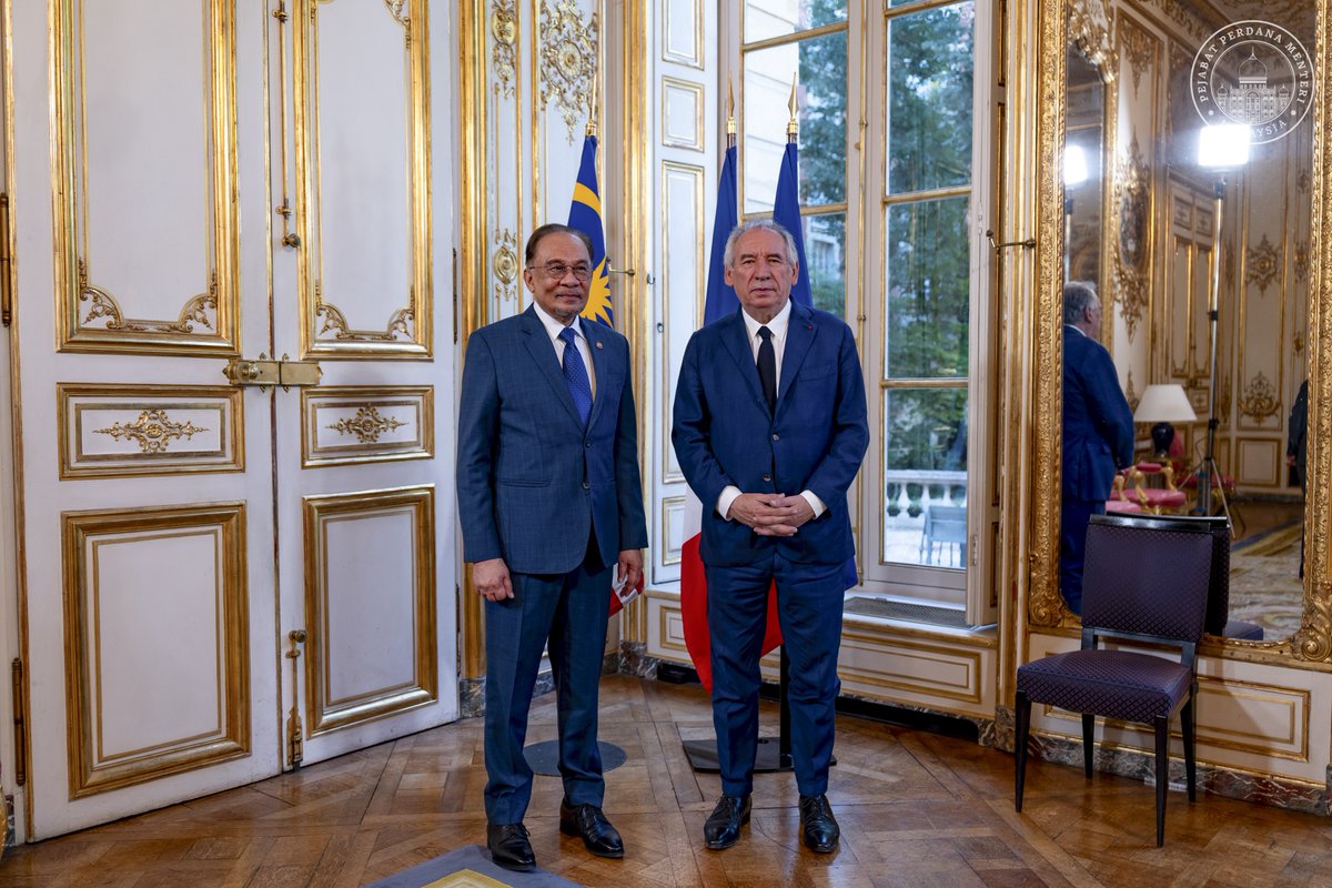 Anwar Ibrahim (@anwaribrahim) on Twitter photo Usai sambutan rasmi, saya mengadakan pertemuan bersama Perdana Menteri <a href="/bayrou/">François Bayrou</a> sekali gus membuka lembaran baharu hubungan Malaysia dan Perancis.
Kami menyentuh pelbagai bidang kerjasama strategik termasuk pelaburan bernilai tinggi seperti aeroangkasa, semikonduktor dan Usai sambutan rasmi, saya mengadakan pertemuan bersama Perdana Menteri <a href="/bayrou/">François Bayrou</a> sekali gus membuka lembaran baharu hubungan Malaysia dan Perancis.
Kami menyentuh pelbagai bidang kerjasama strategik termasuk pelaburan bernilai tinggi seperti aeroangkasa, semikonduktor dan