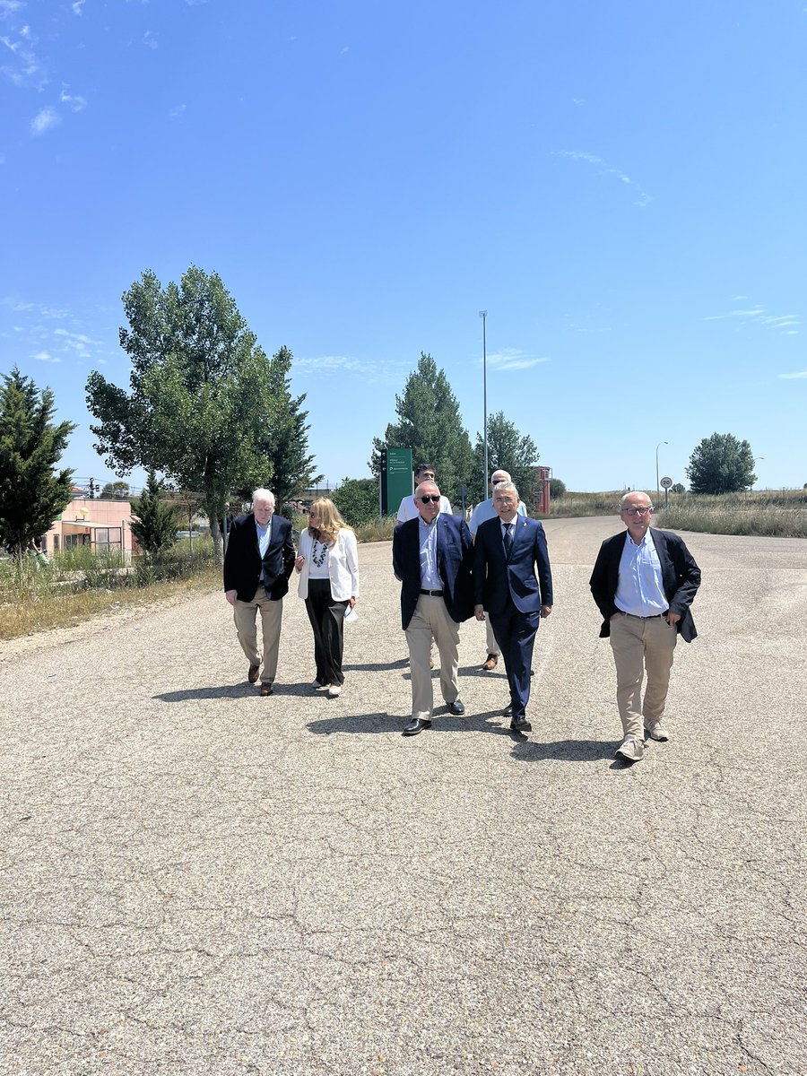 Aytoburgos's tweet photo. El Ayuntamiento de Burgos se convierte en el primero de España en impulsar un tren de mercancías.

La alcaldesa ha destacado la importancia de la colaboración público-privada en este proyecto y ha pedido al Gobierno la reapertura del tren directo Burgos-Madrid 🚂 https://t.co/auIydnF1Cp