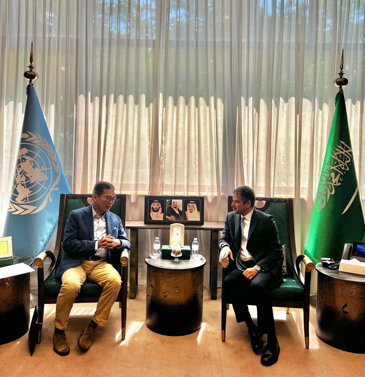 KSAPermanentGVA's tweet image. استقبل المندوب الدائم للمملكة 🇸🇦 لدى @UNGeneva السفير / عبدالمحسن بن خثيلة، السفير / Tan Hung Seng المندوب الدائم لجمهورية سنغافورة لدى منظمة التجارة العالمية والمنظمة العالمية للملكية الفكرية.
وجرى خلال اللقاء بحث القضايا ذات الاهتمام المشترك.