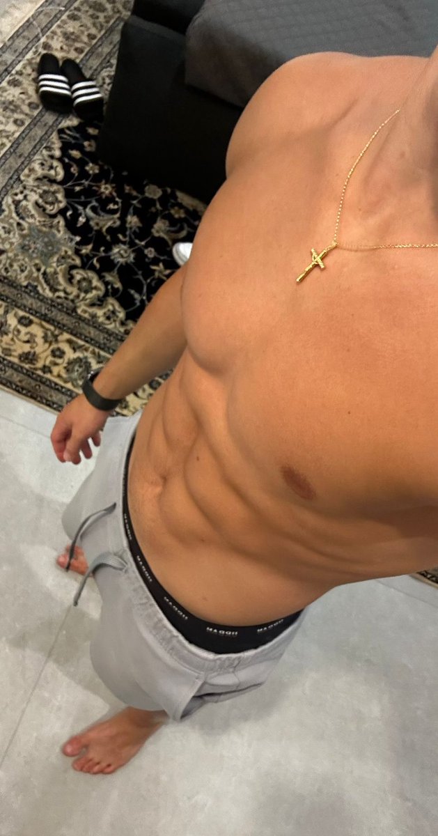 Va llegando la hora de comer... que mejor que probar mis pies 😉😈

Además hoy es #TAXFRIDAY 

Te toca vaciar la cartera a tu nuevo dios. 

paypal.me/alphaalmo

#pies #piesdehombre #footmaster #cashmaster #amo #cashmaster #footfetısh #malefeetlovers #rt <a href="/FeetProduction2/">Feet Productions Spain ®️</a>