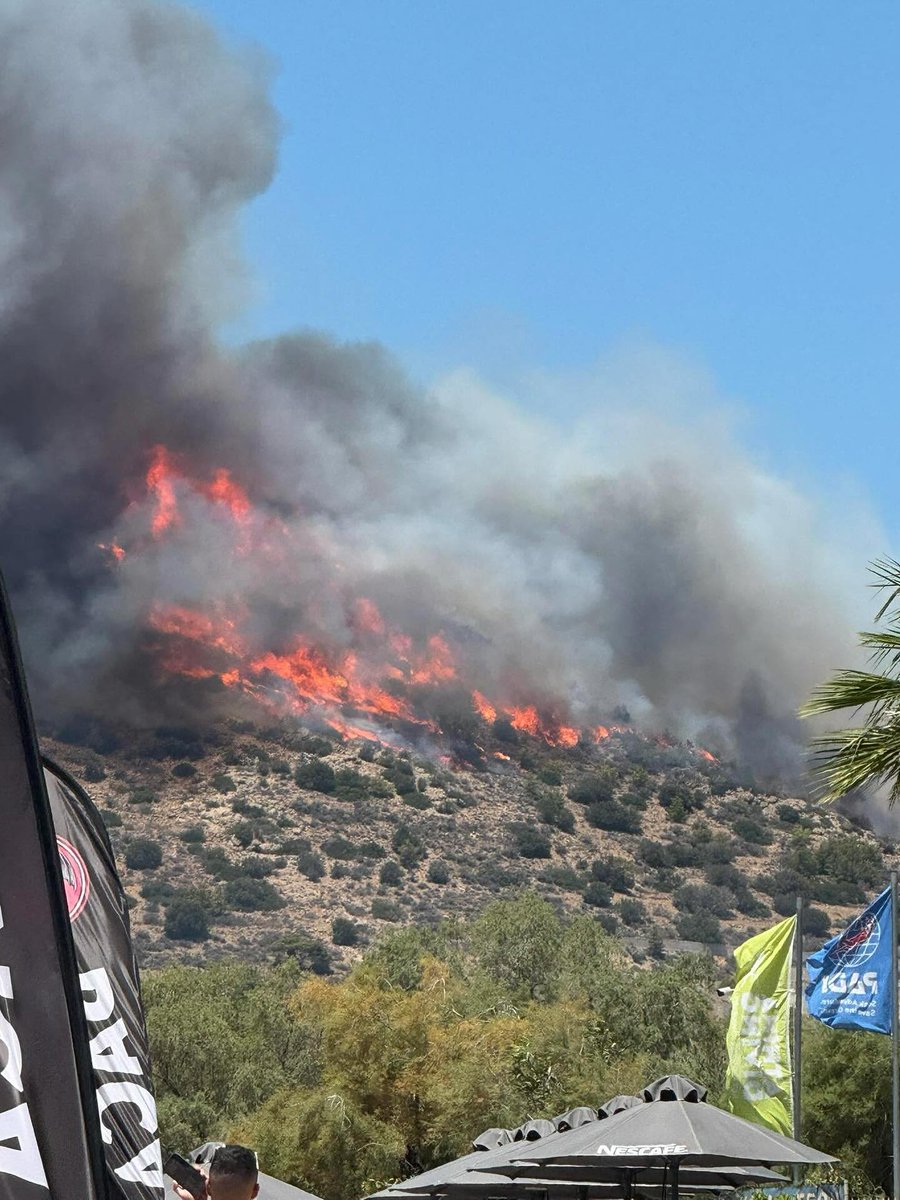 Η Φωτιά στο Λαγονήσι πάνω από την γαλάζια ακτή