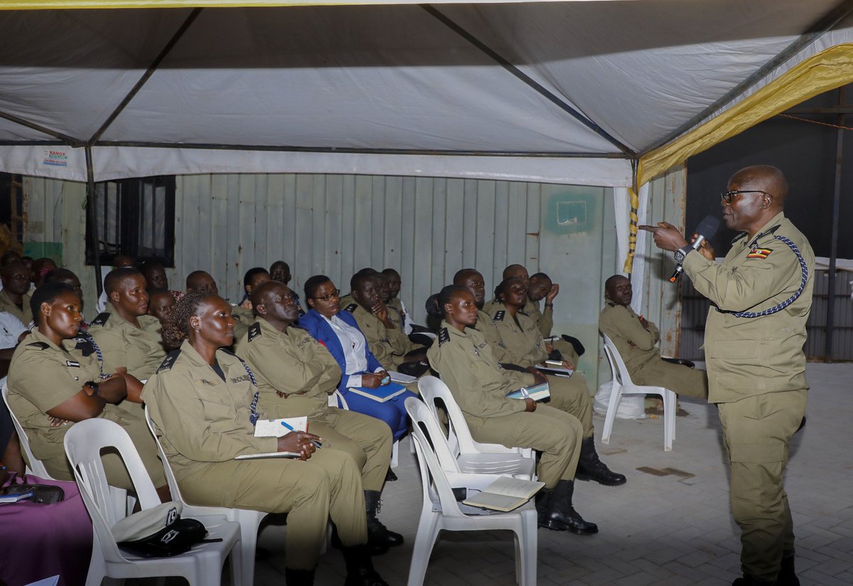 The Inspector General of Police, Abas Byakaghas warned police commanders against working in isolation.

Byakagaba who is making tours to various policing divisions in Kampala, has warned that any police commander, including juniors who choose to work in isolation, is bound to
