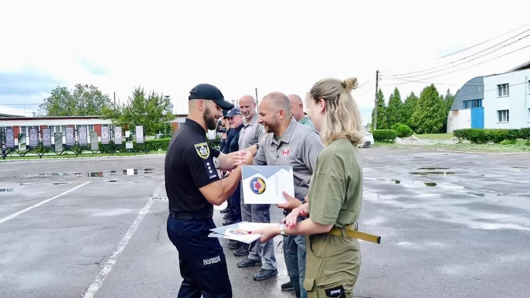 CanEmbUkraine's tweet image. Вітаємо Національну поліцію України з 10-річчям. Її співробітники не лише захищають місцеве населення, а й обороняють Україну на передовій. Канада пишається тим, що підтримує Національну поліцію, яка робить громади безпечнішими для всіх українців.