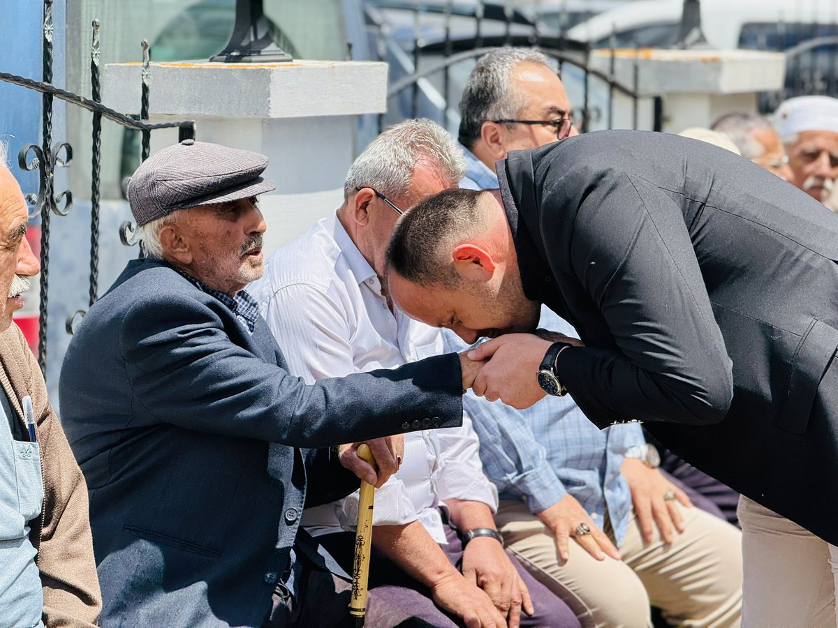 📍Tekke Işıklar Köyü

Geleneksel Ümmî Kemal Hazretleri Anma Etkinlikleri kapsamında Tekke Işıklar Köyünde hemşerilerimizin misafiri olduk. Bizleri muhabbetlerine ve dualarına ortak eden kıymetli hemşerilerimize sevgi ve hürmetlerimi sunuyor, emeği geçenlerden Allah razı olsun