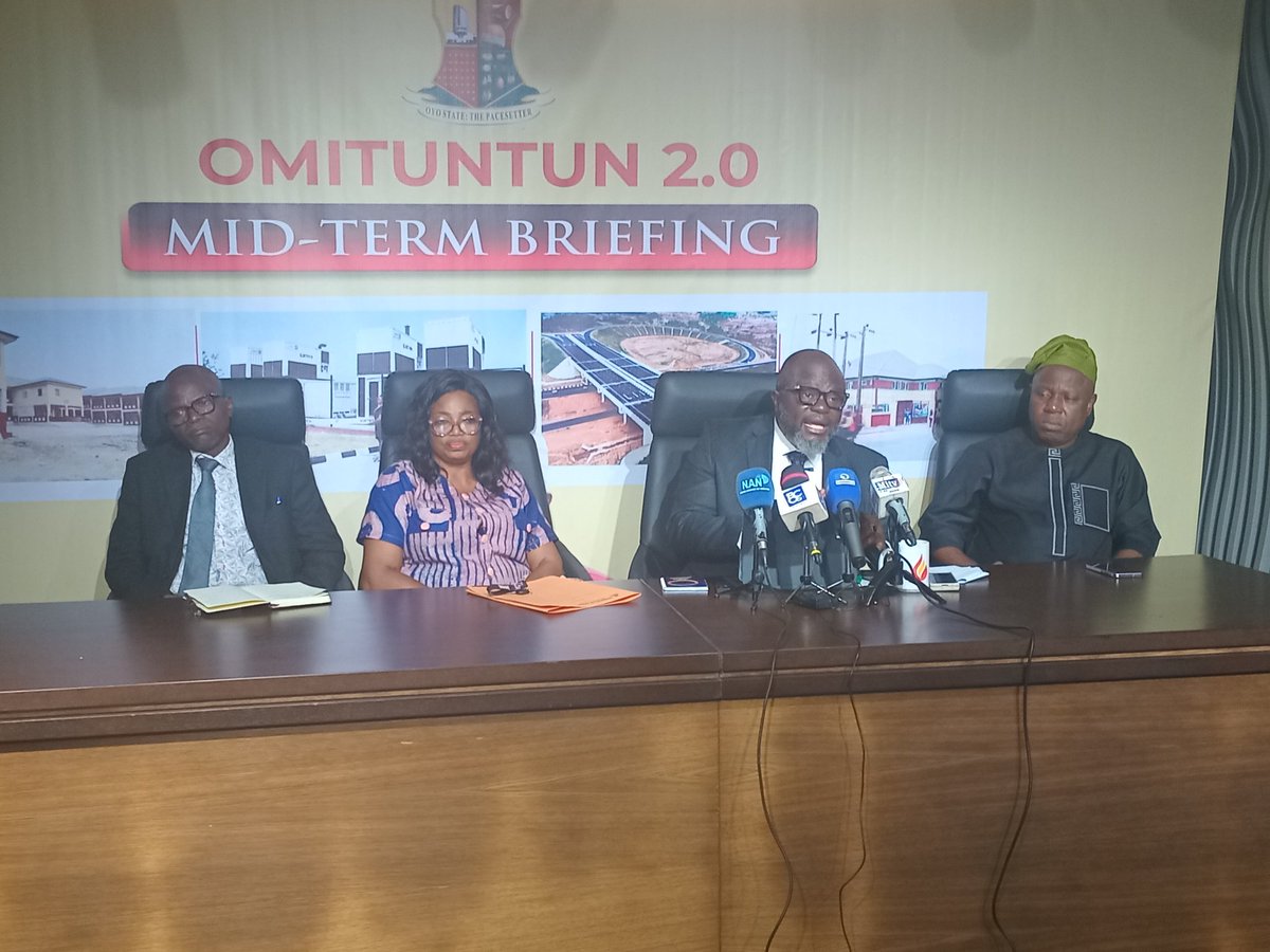 mog_dayo's tweet image. #Ongoing: OYSG #Interministerial Press briefing.
Now Speaking: Attorney Gen/ Hon Commissioner for Justice: Barr Abiodun Aikomo, alongside Solicitor General &amp;amp; other ministry directors.
Initiative led by the S.A. Media/CPS to the Gov: Dr Sulaimon Olanrewaju and the GSM Media team.