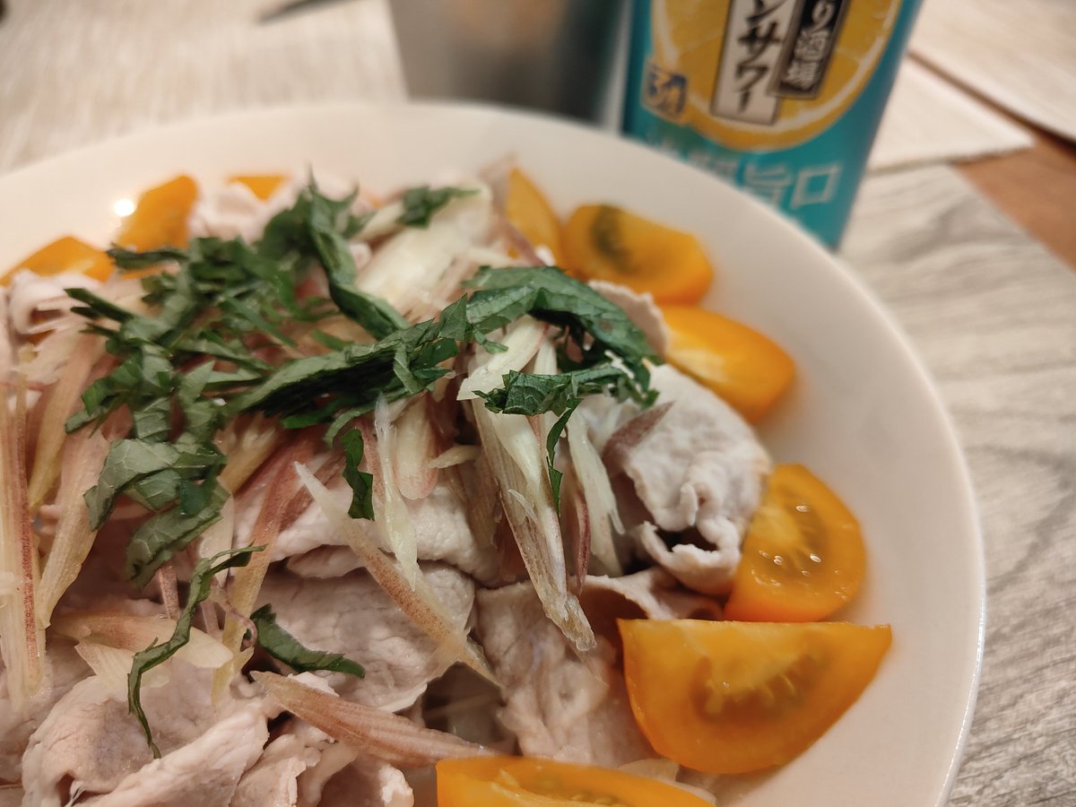 夏野菜とみょうがたっぷりの冷しゃぶサラダで、ほっと一息🥂