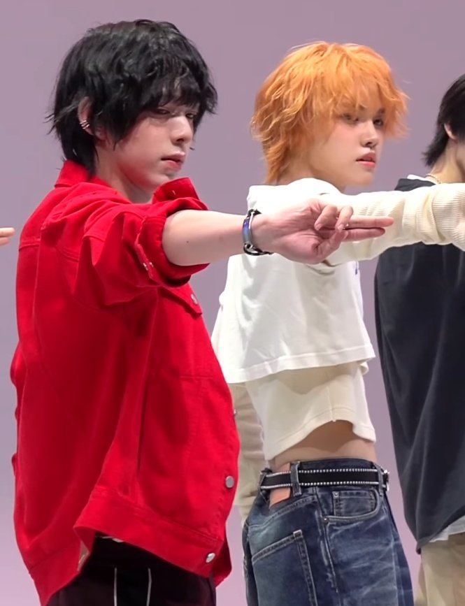 why is no one talking about how beautiful juwon is??

ayy bat may watermark oops
