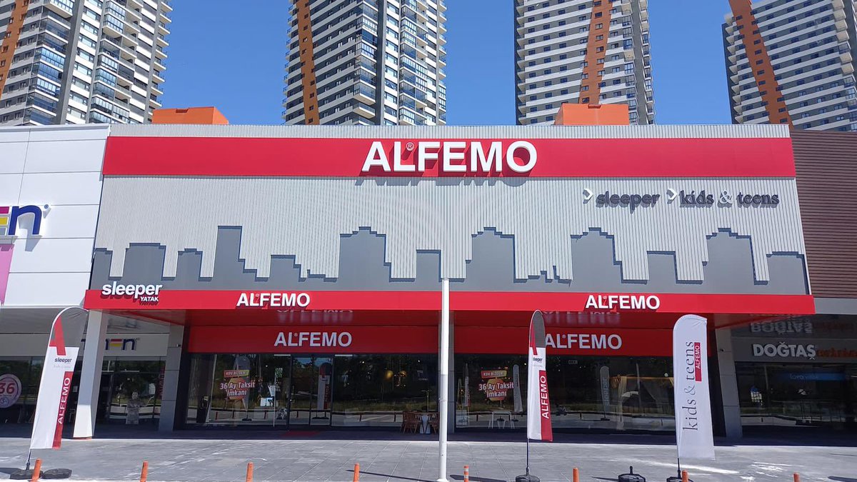 Bugün, kalbimizi heyecan ve gururla dolduran çok özel bir gün.
Büyük bir heyecanla, kalbimizi ısıtan bir haberi paylaşmak istiyoruz. Türkiye’nin en köklü ve sevilen mobilya markalarından Alfemo, artık Zeren Group Holding ailesinin bir parçası. Bu güçlü iş birliğiyle, Alfemo’nun