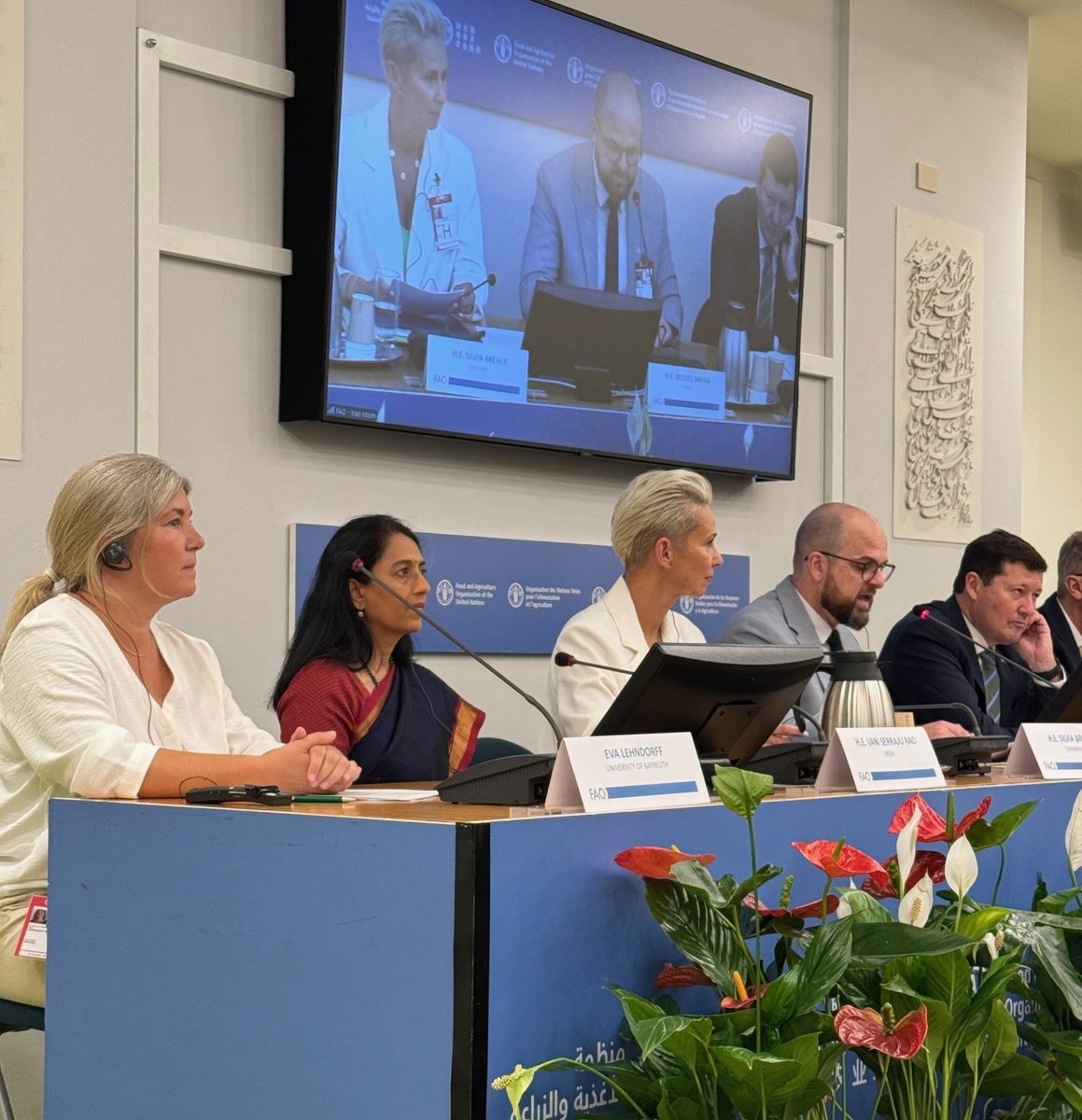 BMEL (@bmel) on Twitter photo 44. #FAO-Konferenz 🌍🌾
Parl. Staatssekretärin <a href="/BreherSilvia/">Silvia Breher</a> bekräftigte im Plenum die Unterstützung für zentrale Themen der <a href="/FAO/">Food and Agriculture Organization</a>: #Ernährungssicherung, Recht auf Nahrung, nachhaltige Erzeugung & die Ziele der Agenda 2030. Sie betonte das Potenzial der #Bioökonomie 🍃.
#FAO44 44. #FAO-Konferenz 🌍🌾
Parl. Staatssekretärin <a href="/BreherSilvia/">Silvia Breher</a> bekräftigte im Plenum die Unterstützung für zentrale Themen der <a href="/FAO/">Food and Agriculture Organization</a>: #Ernährungssicherung, Recht auf Nahrung, nachhaltige Erzeugung & die Ziele der Agenda 2030. Sie betonte das Potenzial der #Bioökonomie 🍃.
#FAO44