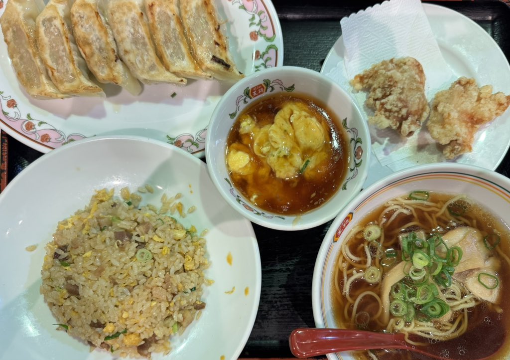 日本有家餐厅叫“王将”这家餐厅有一种套餐混合着饺子.面条.炒饭.炸鸡.还有炒鸡蛋………这真是王将级别的套餐，这是谁想出来将这几样混在一起的？